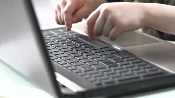 Clavier d'ordinateur mains sur l'enfant .
