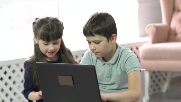 Menino Uma Menina Estão Estudando Usando Laptop Isolado Fundo Interor — Vídeo de Stock