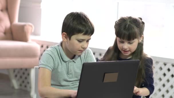 Menino Uma Menina Estão Estudando Usando Laptop Isolado Fundo Interor — Vídeo de Stock