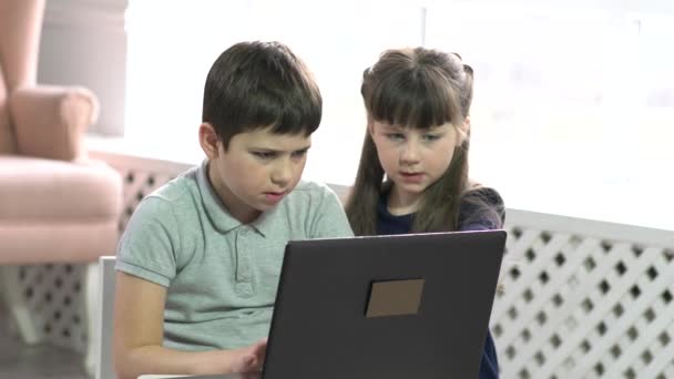 Ένα Αγόρι Και Ένα Κορίτσι Μελετούν Χρησιμοποιώντας Ένα Φορητό Υπολογιστή — Αρχείο Βίντεο