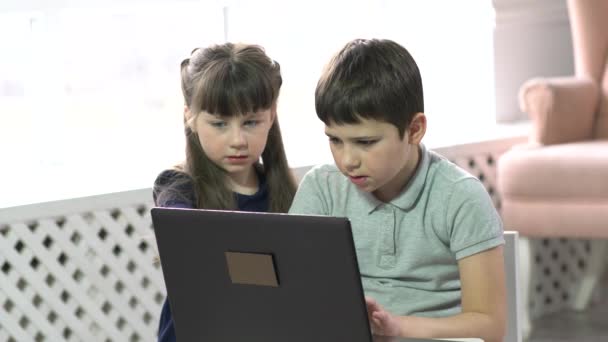 Een Jongen Een Meisje Bestuderen Met Behulp Van Een Laptop — Stockvideo