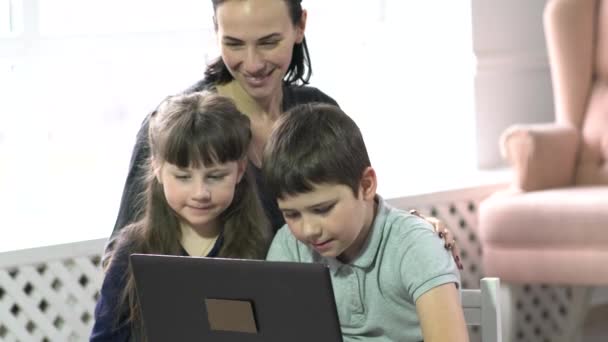 Μαμά Και Παιδιά Διασκεδάζουν Φορητό Υπολογιστή Στο Σπίτι — Αρχείο Βίντεο