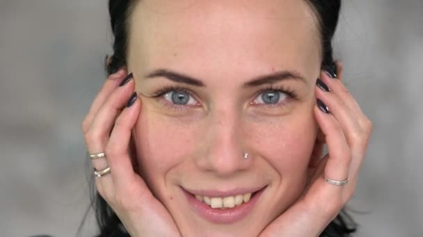 Porträt Einer Schönen Frau Mit Blauen Augen Körperpflege Und Schönheitskonzept — Stockvideo