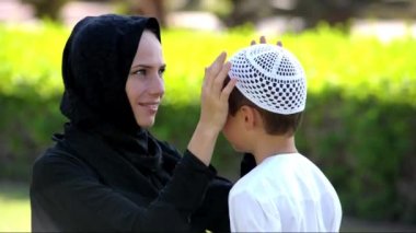 Arapça anne ve oğlu açık havada. Orta Doğu kişi.