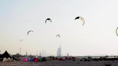 Dubai, Birleşik Arap Emirlikleri 29 Ekim 2017: uçurtma beach Jumeirah, Dubai, Birleşik Arap Emirlikleri. Sahilde uçurtma sörfçü için belirlenmiş bir streç. İkonik Burj Al Arab arka plan üzerinde görülür.