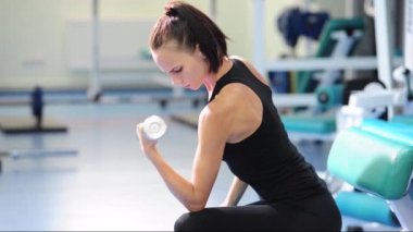 Güzel kaslı fit kadın kas geliştiriyor.