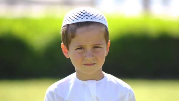 Портрет Ближневосточного Мальчика — стоковое видео