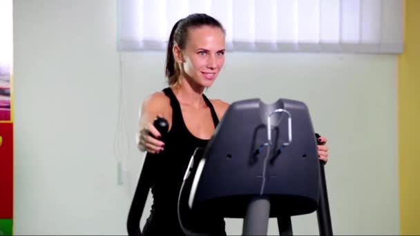 Yang Kvinna Treadmill Sport Inomhus — Stockvideo