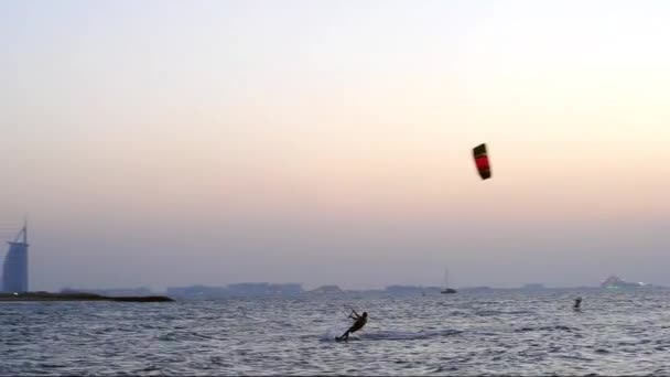 阿联酋 2017年10月 风筝海滩在朱美拉 阿拉伯联合酋长国 为风筝冲浪者指定的海滩舒展 在背景上看到的标志性的迪拜塔阿拉伯 — 图库视频影像
