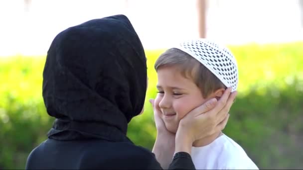 アラビア語の母と息子の屋外 中東の人々 — ストック動画