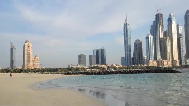 ドバイ アラブ首長国連邦 Jbr 2017 日にドバイのジュメイラ ビーチ レジデンス タワーを含むドバイ マリーナ これはアラビア湾から見た雄大なパノラマの右側にあります — ストック動画