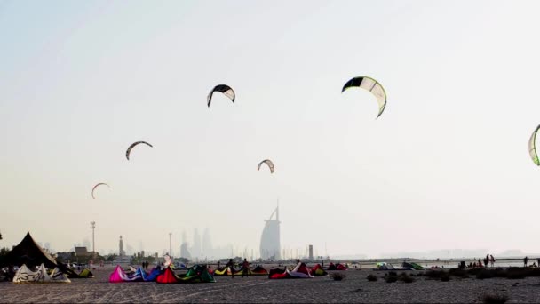 ドバイ アラブ首長国連邦 2017 ジュメイラ ドバイ アラブ首長国連邦でカイトビーチ カイト サーフィン用に指定されたビーチのストレッチ 象徴的なブルジュ アラブが背景に見られています — ストック動画