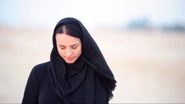 Πορτρέτο Μιας Γυναίκας Που Φορώντας Abaya Στην Παραλία Ντουμπάι Ηνωμένα — Αρχείο Βίντεο