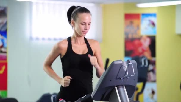 Schöne Muskulös Fitte Frau Beim Muskelaufbau — Stockvideo