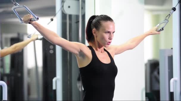 Mulher Ajuste Muscular Bonita Exercitando Músculos Construção — Vídeo de Stock