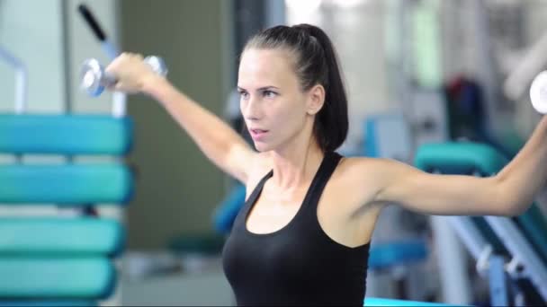 Schöne Muskulös Fitte Frau Beim Muskelaufbau — Stockvideo