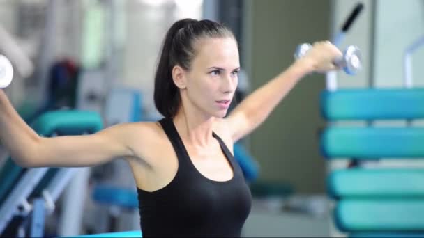 Hermosa Mujer Forma Muscular Ejercitando Los Músculos Construcción — Vídeo de stock