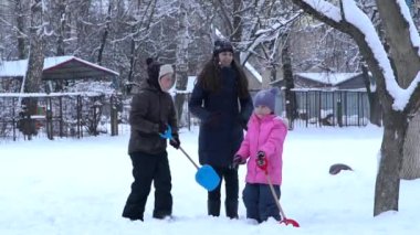 kar oynarken gülmekten winterwear mutlu çocuk.