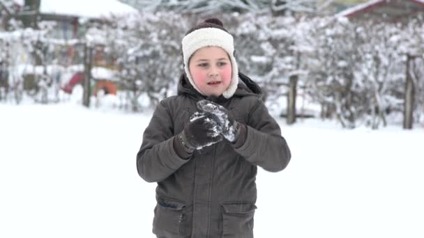 Хлопчик Теплому Пальто Розважається Красивому Зимовому Місці Сніжками — стокове відео