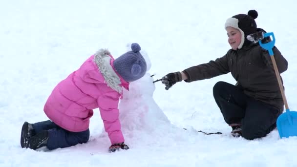 Παιδιά Χτίζοντας Ένα Μικρό Χιονάνθρωπο — Αρχείο Βίντεο