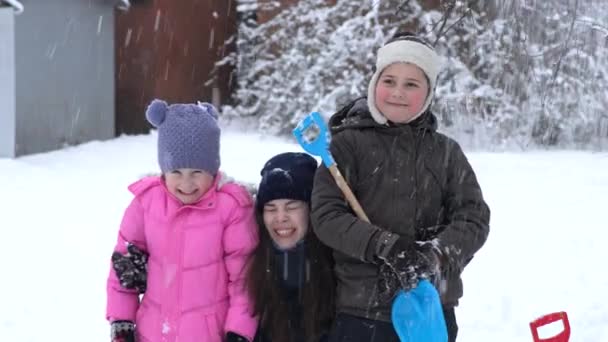Bambini Felici Inverno Ridendo Mentre Giocano Cumulo Neve Fuori — Video Stock