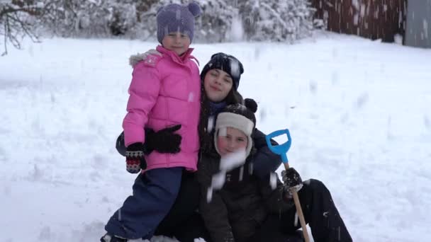 Gelukkige Kinderen Winterwear Lachen Terwijl Het Spelen Sneeuwjacht Buiten — Stockvideo