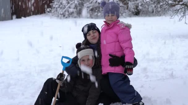 Ευτυχισμένα Παιδιά Στην Χειμωνιάτικη Ένδυση Γελώντας Παίζοντας Στην Χιονοστιβάδα Εκτός — Αρχείο Βίντεο