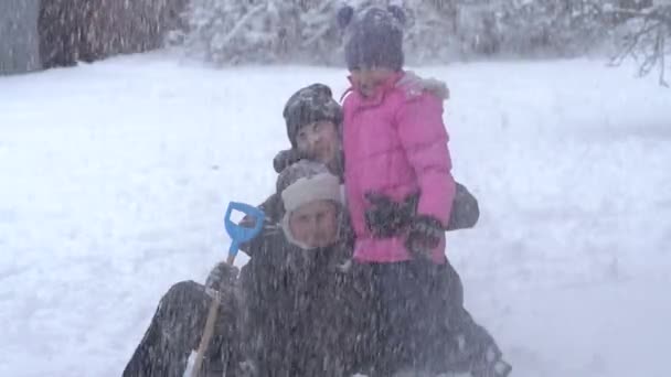 Gelukkige Kinderen Winterwear Lachen Terwijl Het Spelen Sneeuwjacht Buiten — Stockvideo