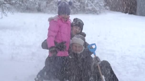 Щасливі Діти Зимовому Одязі Сміються Під Час Гри Снігоході Надворі — стокове відео
