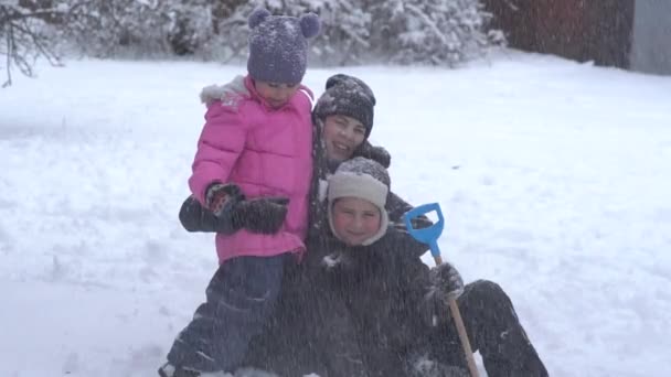 Fröhliche Kinder Winterbekleidung Lachen Während Sie Draußen Schneegestöber Spielen — Stockvideo