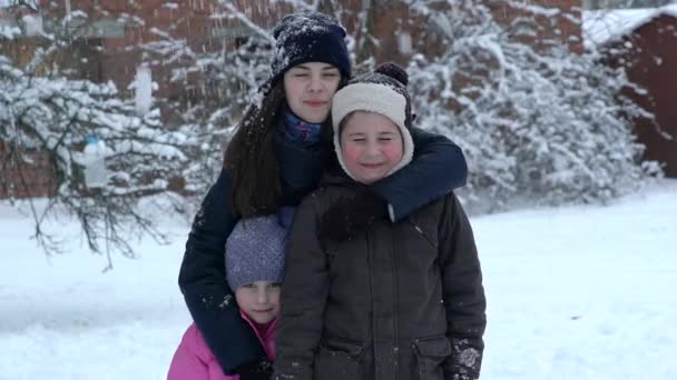 Gelukkige Kinderen Winterwear Lachen Terwijl Het Spelen Sneeuwjacht Buiten — Stockvideo