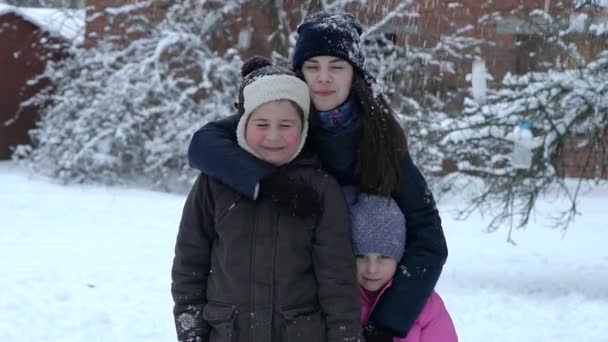 Porträt Eines Kleinen Mädchens Winterkleidung Mit Fallendem Schneeball — Stockvideo