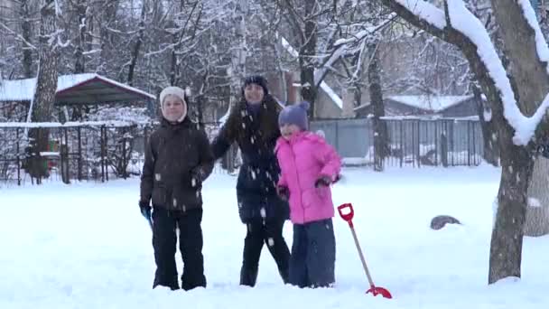 Ritratto Bambina Abiti Invernali Con Palla Neve Che Cade — Video Stock