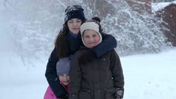 Retrato Niña Pequeña Ropa Invierno Con Bola Nieve Que Cae — Vídeos de Stock