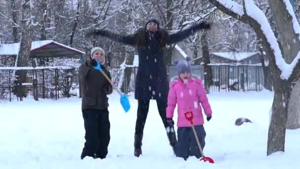 Счастливые Дети Зимней Одежде Смеются Играя Снежном Заносе Снаружи — стоковое видео