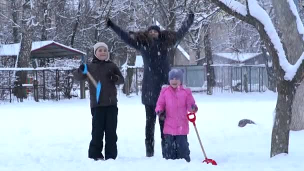 Winterwear 笑在斯诺德里夫特外面玩时的快乐儿童 — 图库视频影像