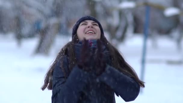 Winterporträt Einer Schönen Frau Gestricktem Rosa Slip Handschuhen Und Mütze — Stockvideo