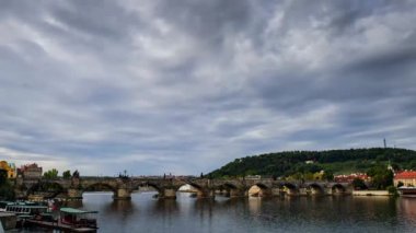 Prague, Çek Cumhuriyeti, Ekim 19, 2017the Charles Köprüsü Prag'da Vltava Nehri Charles Köprüsü arka planı gemide gezi gezi hareketi nehir boyunca timelapse cruises,