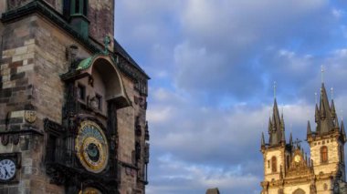 2017 3 Şubat Prag, Çek Cumhuriyeti, gece görünümü Timelapse Astronomik Saat'in ve kilise.