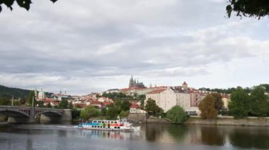 Prague, Çek Cumhuriyeti, Ekim 19, 2017the Charles Köprüsü Prag'da Vltava Nehri Charles Köprüsü arka planı gemide gezi gezi hareketi nehir boyunca timelapse cruises,
