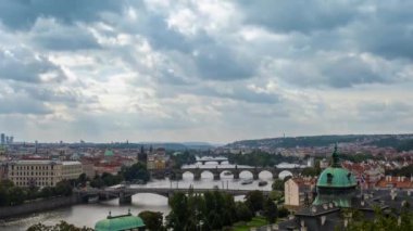 Prague, Çek Cumhuriyeti, Ekim 19, 2017the Charles Köprüsü Prag'da Vltava Nehri Charles Köprüsü arka planı gemide gezi gezi hareketi nehir boyunca timelapse cruises,