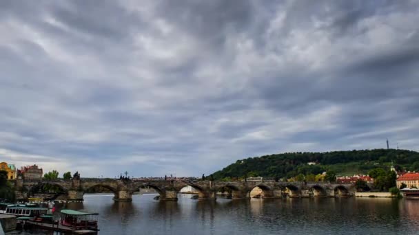 布拉格 10月19日 2017The 布拉格的查尔斯桥 在伏尔塔瓦河河上的游览船对查尔斯桥的背景 沿河观光游轮的运动 Timelapse — 图库视频影像