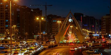 Dubai, Birleşik Arap Emirlikleri - Aralık 16: Saat Kulesi dolambaçlı Deira 16 Aralık 2017 yılında Dubai Deira, Birleşik Arap Emirlikleri