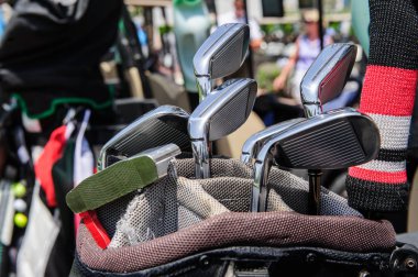 Çanta Golf sopaları. Yakın çekim.