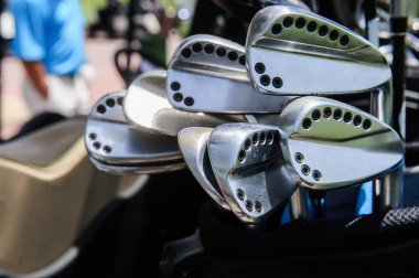 Çanta Golf sopaları. Yakın çekim.
