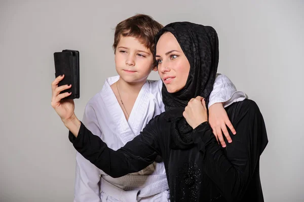 Feliz Musulmán Mamá Con Poco Hijo Kimono Haciendo Selfie —  Fotos de Stock