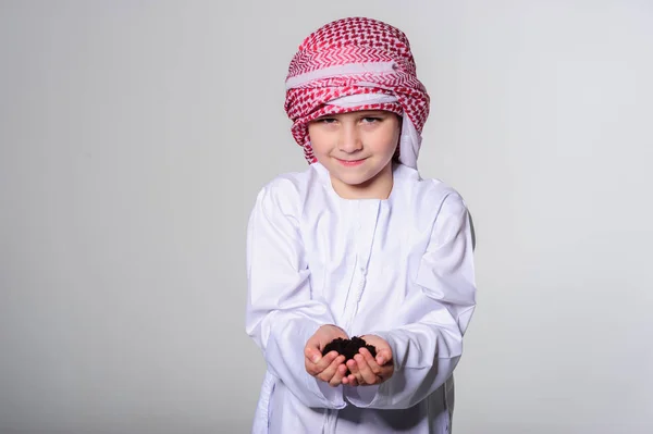 手で若い植物を保持しているアラビア語少年 — ストック写真