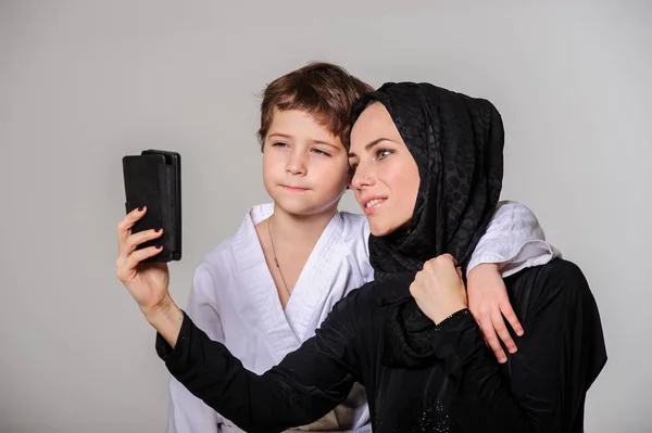 Feliz Musulmán Mamá Con Poco Hijo Kimono Haciendo Selfie —  Fotos de Stock