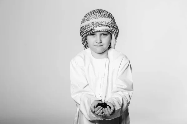 Jovem Menino Árabe Segurando Planta Jovem Nas Mãos — Fotografia de Stock