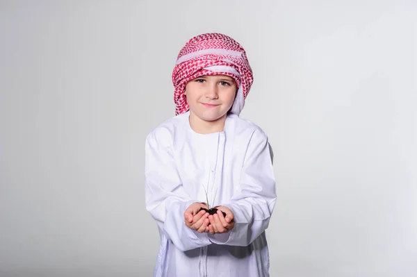 Jeune Garçon Arabe Tenant Jeune Plante Dans Les Mains — Photo